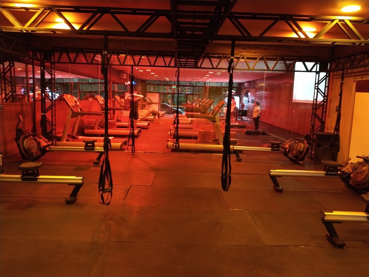 Interior de Burn Fitness con branding